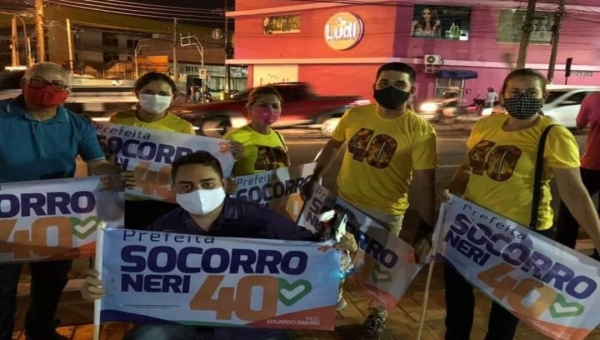Militantes de Socorro Neri promovem bandeiraço em frente ao Terminal Urbano 